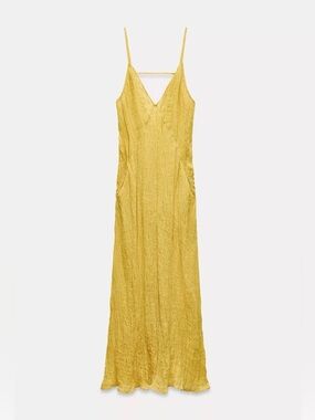 Long dress made of 100% linen. V-neck with spaghetti straps Wrinkled fabric.
